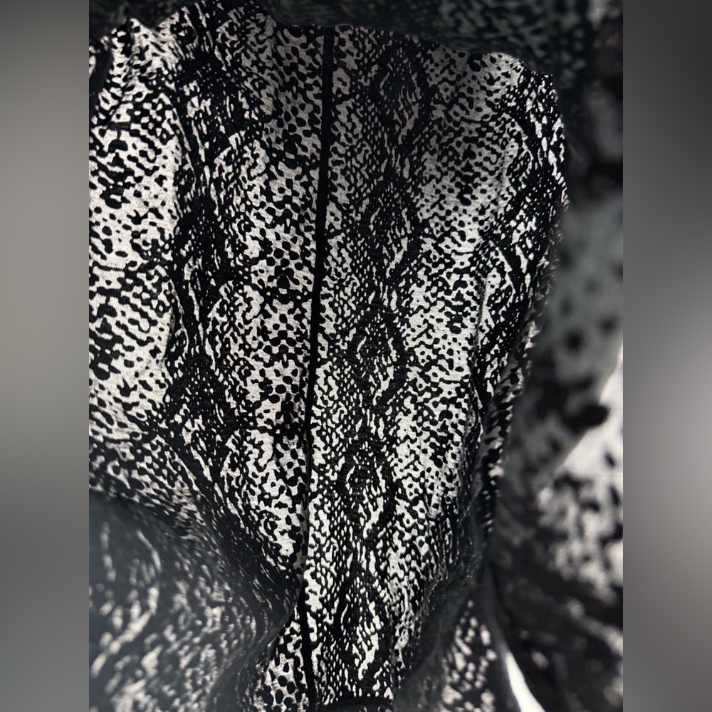 Avia women’s black snakeskin pattern burnout workout tank top. Size Large. - Picture 3 of 5